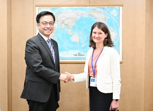 방미 중인 최상목 부총리 겸 기획재정부 장관이 25일현지시간 국제통화기금IMF에서 마리 디론 국제신용평가사 무디스 국가신용등급 글로벌 총괄과 악수하며 기념사진을 찍고 있다 사진기획재정부