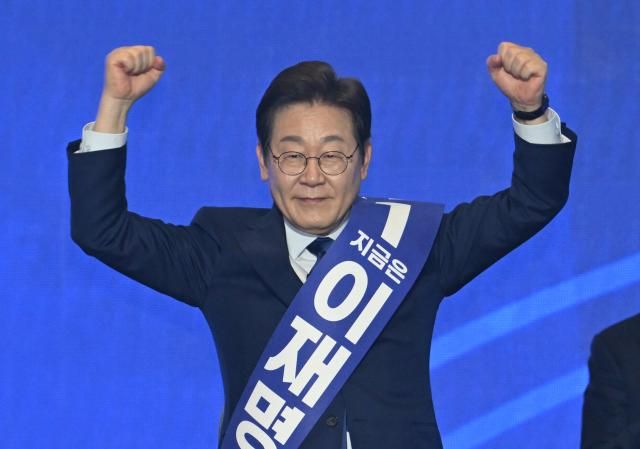 이재명 더불어민주당 대선 경선 후보가 27일 경기 고양시 킨텍스에서 열린 제21대 대통령선거 후보자 선출을 위한 수도권·강원·제주 경선 및 최종 후보자 선출 대회에서 손들고 있다 사진연합뉴스