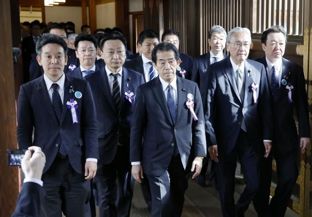 일본 국회의원들이 지난 22일 오전 도쿄 야스쿠니신사 춘계 예대제例大祭·제사를 맞아 집단 참배하고 있다 사진연합뉴스