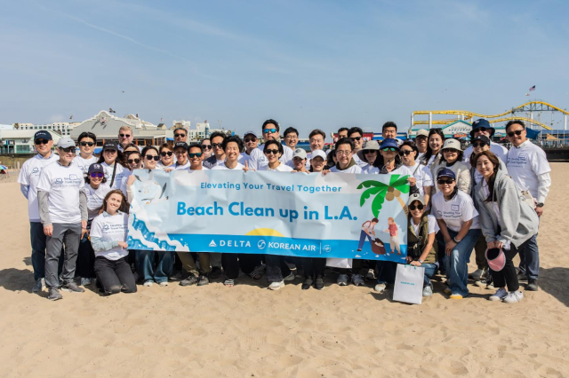 대한항공과 델타항공은 24일(현지시간) 미국 로스앤젤레스 산타 모니카 부두(Santa Monica Pier)에서 공동 봉사활동을 실시했다. [사진1] 봉사활동에 참여한 대한항공-델타항공 양사 임직원들이 기념사진을 촬영하는 모습
