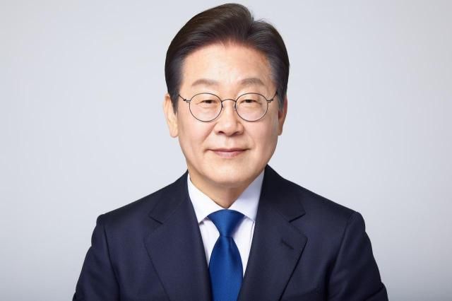 더불어민주당 21대 대통령 선거 후보자로 선출된 이재명 후보 사진이 캠프 측