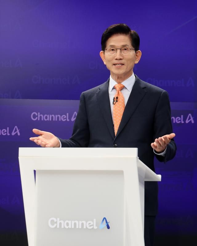 24일 서울 종로구 동아미디어센터 채널A 스튜디오에서 국민의힘 대선 2차 경선 진출자인 김문수 후보가 토론 전 리허설을 하고 있다 사진연합뉴스