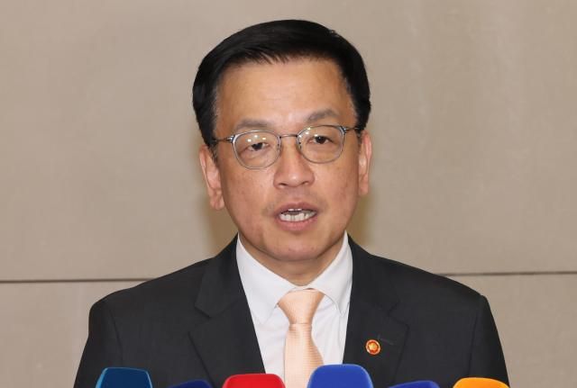 한미 2+2 통상협의와 G20 재무장관회의 참석차 미국을 방문했던 최상목 경제부총리 겸 기획재정부 장관이 27일 인천국제공항 2터미널을 통해 귀국하면서 취재진을 만나 인터뷰를 하고 있다 사진연합뉴스