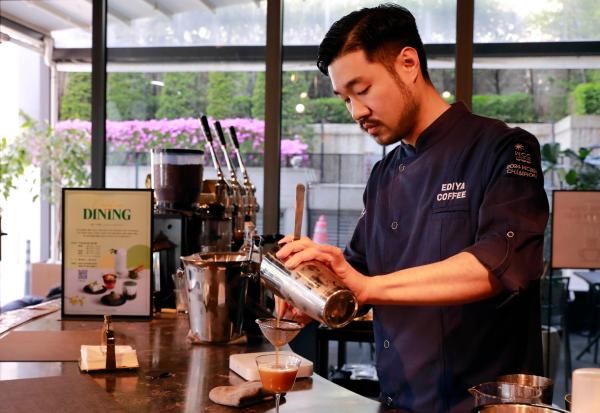 2024 월드 커피 인 굿 스피릿 우승자 위승찬 수석 바리스타가 커피 다이닝 프로그램을 진행하는 모습 사진이디야커피