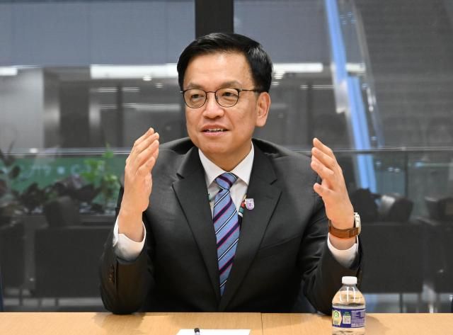 최상목 부총리 겸 기획재정부 장관이 4월 25일현지시간 국제통화기금IMF에서 동행기자단과 간담회를 진행하고 있다 사진기획재정부