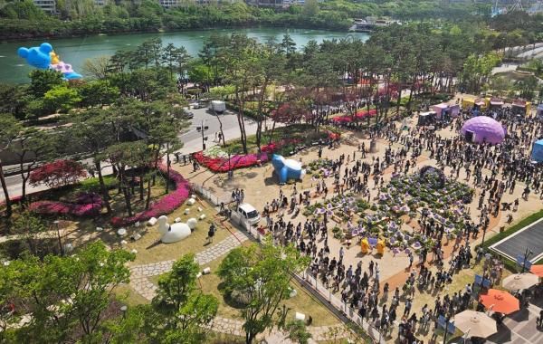 롯데월드몰에서 바라본 월드파크 잔디광장과 석촌호수 전경 사진홍승완 기자