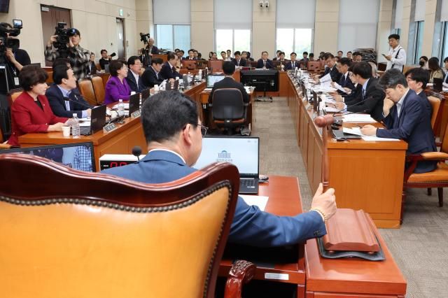 28일 국회 행정안전위원회 전체회의에서 더불어민주당 소속 신정훈 위원장이 2025년도 제1회 추가경정예산안을 상정하고 있다 사진연합뉴스