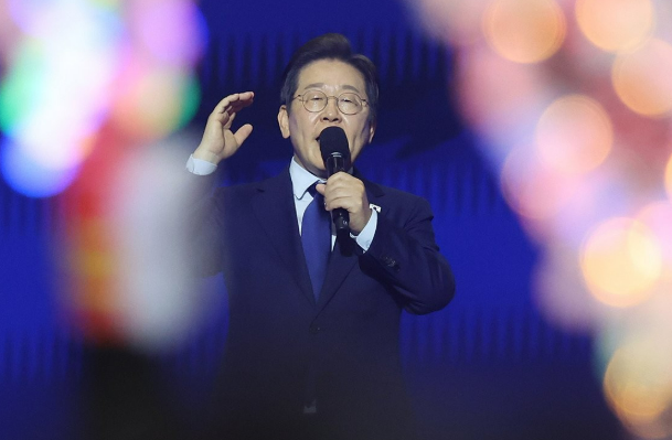 더불어민주당 대선 후보로 지난 27일 선출된 이재명 후보가 경기 고양시 킨텍스에서 열린 제21대 대통령선거 후보자 선출을 위한 수도권·강원·제주 경선 및 최종 후보자 선출 대회에서 수락연설을 하는 모습 사진연합뉴스