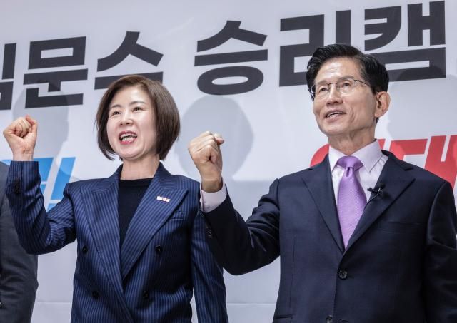 김문수 국민의힘 대선 경선 후보가 28일 서울 여의도 자신의 캠프 사무실에서 김 후보 지지를 선언한 국민의힘 김미애 의원과 파이팅을 외치고 있다 사진연합뉴스