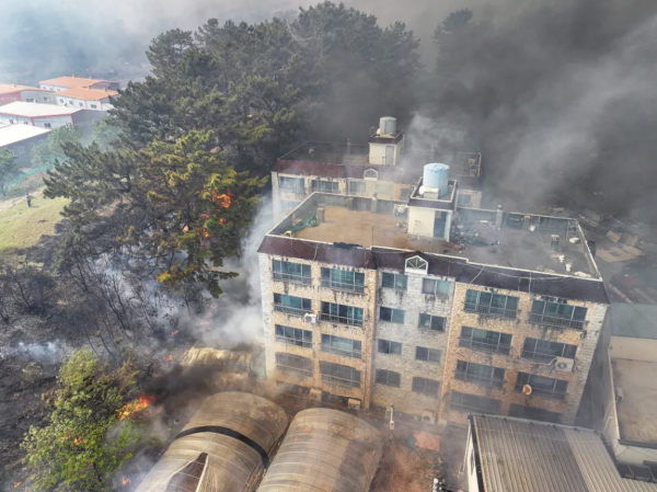 28일 오후 2시 2분께 대구 북구 노곡동 함지산에서 발생한 산불이 인근인 조야동 민가까지 확산하고 있다 사진연합뉴스