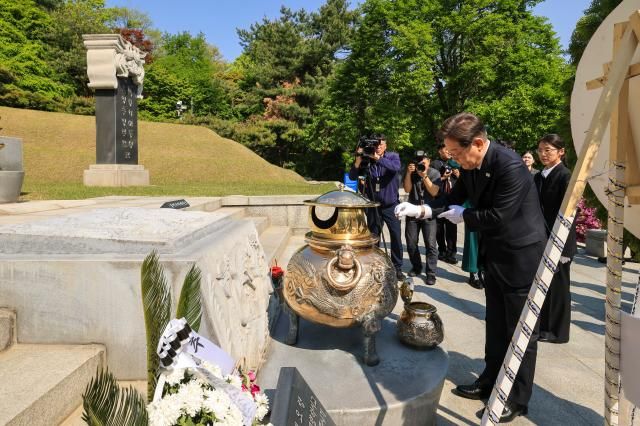 이재명 더불어민주당 대선 후보가 28일 서울 동작구 국립서울현충원 고 박정희 전 대통령 묘역을 찾아 참배하고 있다 사진연합뉴스