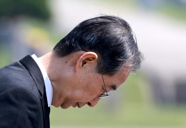 한덕수 대통령 권한대행 국무총리가 지난 25일 국립대전현충원에서 열린 2회 순직의무군경의 날 기념식에서 참석자들과 참배를 마치고 자리로 돌아오며 순직의무군경 유가족을 향해 인사하고 있다 사진연합뉴스