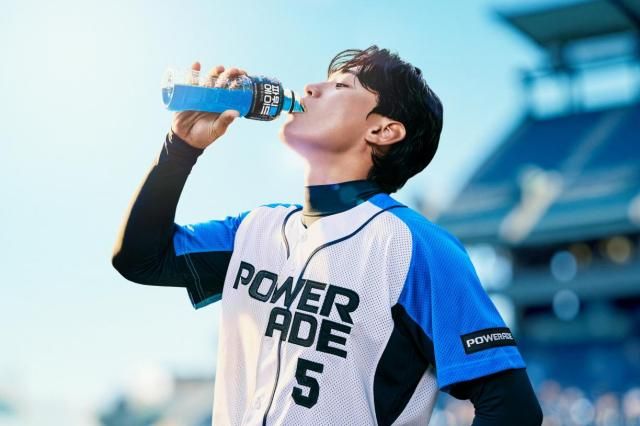 스포츠음료 파워에이드 신규 모델로 발탁된 KIA 타이거즈 소속 김도영 선수 사진코카-콜라
