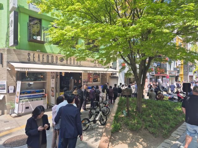 28일 서울 시내 SKT 매장 앞 모습 유심교체를 받기 위한 이용자들이 길게 줄을 서 있다 사진나선혜 기자