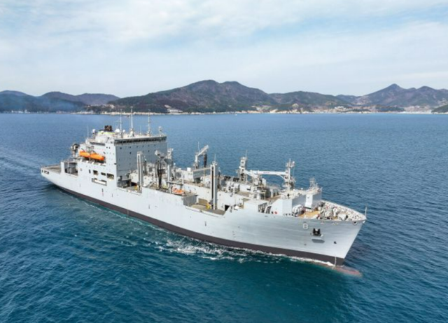 미국 해군 군수지원함인 ‘월리 쉬라’호가 함정 정비를 성공적으로 마치고 출항하고 있다 사진한화오션