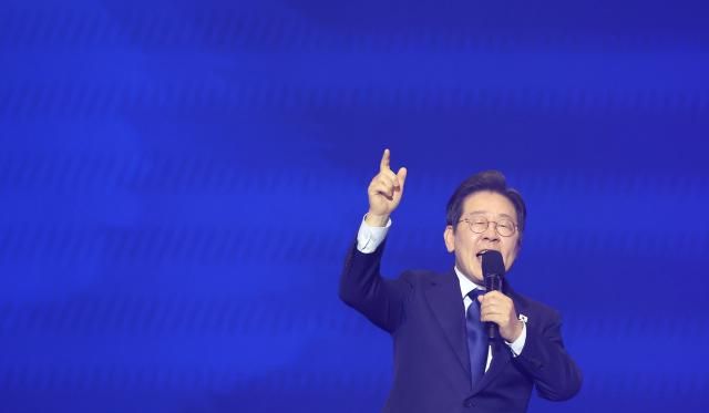 더불어민주당 대선 후보로 선출된 이재명 후보가 지난 27일 경기 고양시 킨텍스에서 열린 제21대 대통령선거 후보자 선출을 위한 수도권·강원·제주 경선 및 최종 후보자 선출 대회에서 수락 연설을 하고 있다 사진연합뉴스