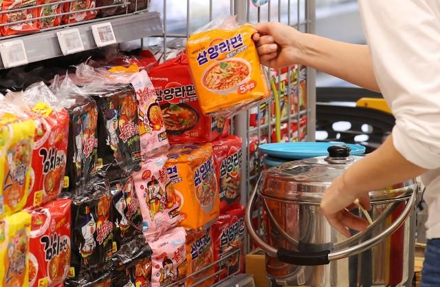 삼양식품 불닭 등 라면·스낵 가격 동결 서울연합뉴스 진연수 기자 삼양식품이 불닭볶음면 등 라면 가격을 동결한다 식품업계에 따르면 삼양식품은 라면과 스낵류 소스류 제품의 가격을 동결하기로 결정했다 사진은 26일 서울의 한 대형마트에 진열된 삼양식품 제품 2025326 jin90ynacokr2025-03-26 140046 저작권자 ⓒ ㈜연합뉴스 무단 전재 재배포 금지 AI 학습 및 활용 금지저작권자 ⓒ ㈜연합뉴스 무단 전재 재배포 금지 AI 학습 및 활용 금지