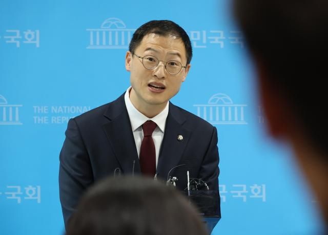 국민의힘 내에서 탈당 압박을 받고 있는 김상욱 의원이 7일 서울 여의도 국회 소통관에서 백브리핑을 통해 취재진에게 입장을 밝히고 있다 김 의원은 헌법재판소가 윤 전 대통령 파면을 결정한 4일을 국경일인 민주주의 기념일로 제정하자고 제안했고 당내 일부 의원들은 김 의원 탈당을 요구하기도 했다 사진연합뉴스