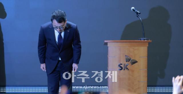 유영상 SK텔레콤 대표이사가 25일 서울 중구 SKT타워에서 SK텔레콤 이용자 유심USIM 정보가 해커 공격으로 유출된 것과 관련해 고개숙여 사과하고 있다 20250425사진유대길 기자 dbeorlf123ajunewscom