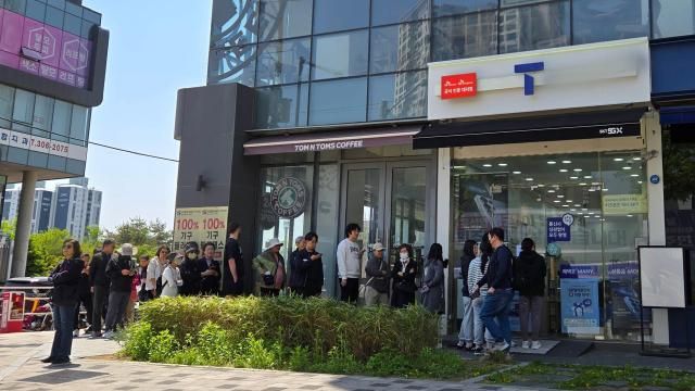 해킹 사고가 발생한 SK텔레콤이 전체 가입자 2300만 명을 대상으로 다음 주 월요일28일부터 유심USIM을 무료로 교체해주겠다고 밝힌 가운데 불안감을 느낀 고객들이 26일 오후 서울의 한 SK텔레콤 대리점 앞에 줄을 서서 유심 교체를 기다리고 있다 20250426사진유대길 기자 dbeorlf123ajunewscom