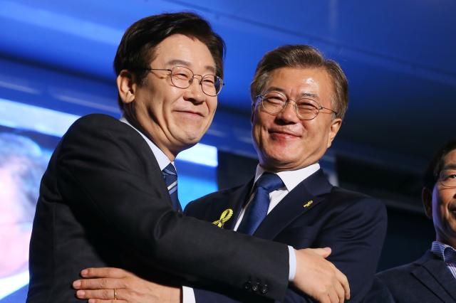 이재명 성남시장과 문재인 대통령 당선인이 9일 오후 서울 종로구 세종로 소공원에서 열린 국민들과 함께하는 개표방송에 참석해 포옹을 하고 있다유대길 기자 dbeorlf123ajunewscom