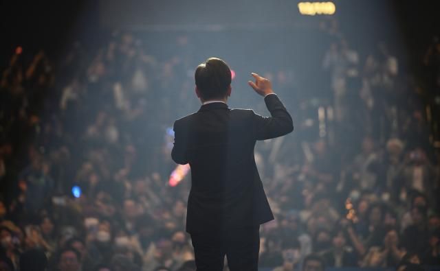 더불어민주당 대선 후보로 선출된 이재명 후보가 27일 경기 고양시 킨텍스에서 열린 제21대 대통령선거 후보자 선출을 위한 수도권·강원·제주 경선 및 최종 후보자 선출 대회에서 수락 연설을 하고 있다 사진연합뉴스