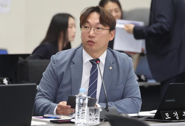더불어민주당 모경종 의원이 22일 부산 연제구 부산시청에서 열린 국회 행정안전위원회의 부산시에 대한 국정감사에서 질의하고 있다사진연합뉴스