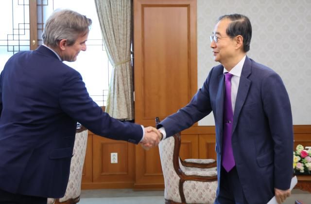 한덕수 대통령 권한대행 국무총리가 지난 22일 영국 시사주간지 더 이코노미스트와 인터뷰에 앞서 로버트 게스트 부편집장과 인사하고 있다 사진국무총리실