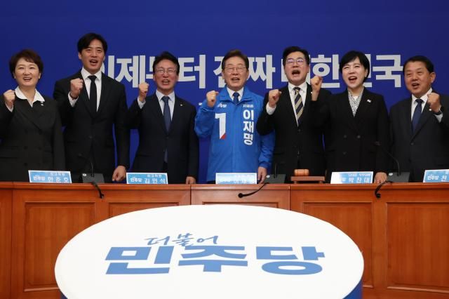 이재명 더불어민주당 대선 후보와 박찬대 당대표 직무대행 겸 원내대표 최고위원들이 28일 서울 여의도 국회에서 열린 최고위원회의에서 파이팅을 외치고 있다 사진연합뉴스