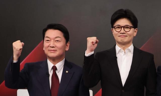 26일 서울 중구 매경미디어센터에서 열린 국민의힘 대통령 선거 제2차 경선 후보자 토론회에서 경선 후보들이 토론에 앞서 기념 촬영을 하고 있다 왼쪽부터 안철수 한동훈 후보 2025426 국회사진기자단