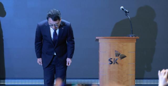 유영상 SK텔레콤 대표이사가 25일 서울 중구 SKT타워에서 SK텔레콤 이용자 유심USIM 정보가 해커 공격으로 유출된 것과 관련해 고개숙여 사과하고 있다 20250425사진유대길 기자 dbeorlf123ajunewscom