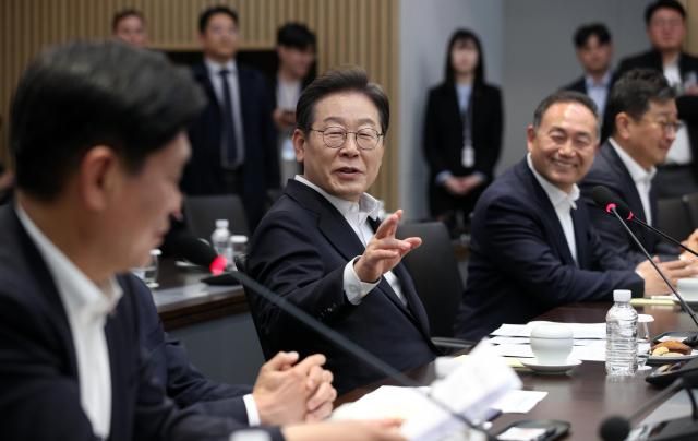 이재명 더불어민주당 대선 후보가 28일 경기도 이천시 SK하이닉스 이천캠퍼스에서 열린 AI 메모리반도체 기업간담회에서 웃으며 대화를 하고 있다 사진연합뉴스