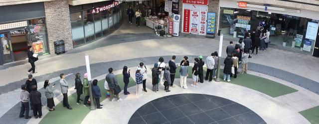 가입자 유심USIM 정보를 탈취당한 SK텔레콤이 유심 무료교체 서비스를 시작한 지 이틀째인 29일 서울 시내 한 SKT 대리점에 시민들이 줄을 서서 교체를 기다리고 있다 사진연합뉴스