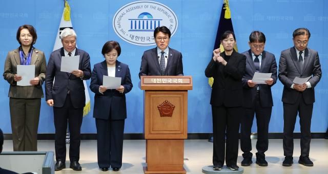 조국혁신당 황운하 원내대표와 의원들이 14일 서울 여의도 국회 소통관에서 한덕수 대통령 권한대행의 헌법재판관 임명절차 중지 가처분 신청 조속 심리를 요청하는 기자회견을 하고 있다사진연합뉴스