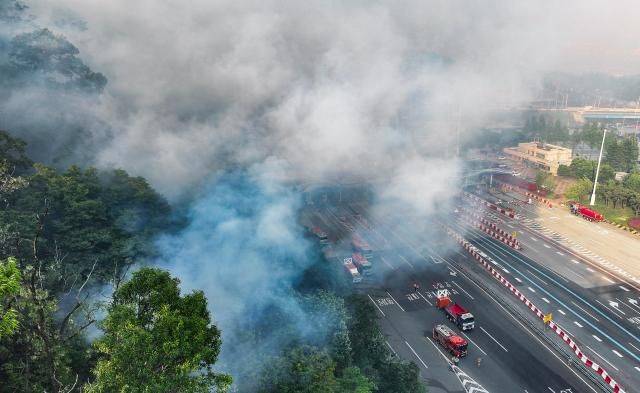 28일 오후 2시 1분께 대구 북구 노곡동 함지산에서 발생한 산불이 경부고속도로 북대구IC 인근까지 번지고 있다 사진연합뉴스