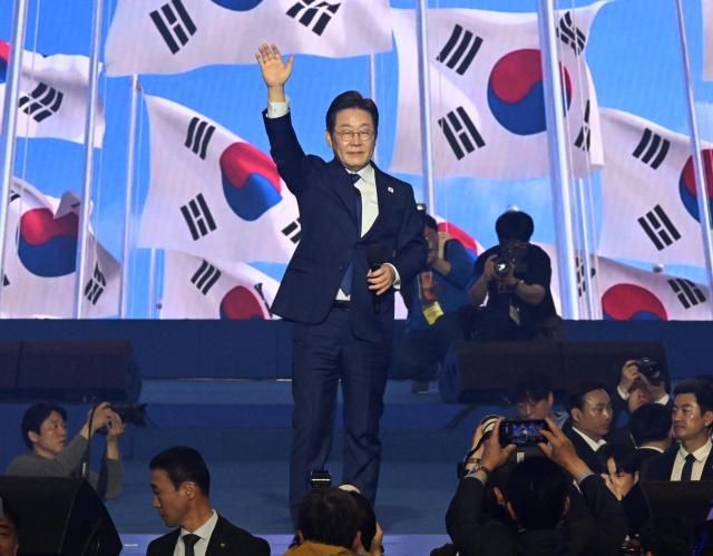 이재명 더불어민주당 대선 경선 후보가 27일 경기 고양시 킨텍스에서 열린 제21대 대통령선거 후보자 선출을 위한 수도권·강원·제주 경선 및 최종 후보자 선출 대회에서 최종 후보로 확정된 뒤 손들어 인사하고 있다 사진연합뉴스