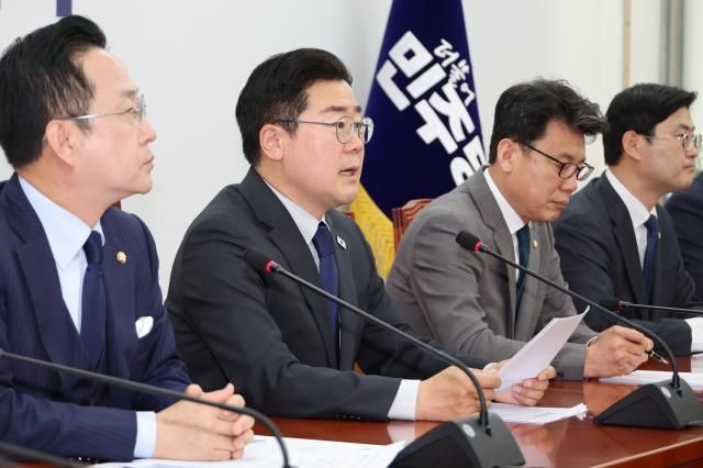 박찬대 더불어민주당 당대표 직무대행 겸 원내대표가 29일 서울 여의도 국회에서 열린 원내대책회의에서 발언하고 있다 사진연합뉴스