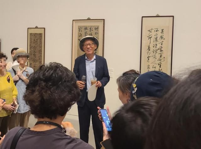 유홍준 명지대 석좌교수가 815 광복절을 이틀 앞둔 13일 예술의전당 서예박물관에서 열린 동농 김가진 서예전 ‘백운서경’에서 전시해설을 하고 있다 사진아주경제 DB