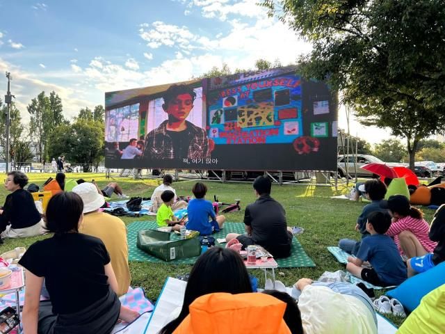 다음달 3일부터 68 주간 토요일마다 여의도 이촌 잠원 등지에서 책 읽는 한강공원이 개막된다 사진은 지난해 선보인 한강 선셋 시네마 사진서울시 
