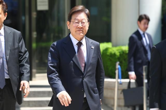 더불어민주당 이재명 대선 후보가 29일 서울 서초구 서울중앙지방법원에서 열린 대장동 배임ㆍ성남FC 뇌물 1심 속행 공판이 끝난 뒤 법원을 나서고 있다 사진연합뉴스 