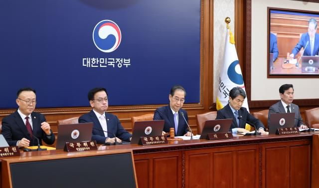 한덕수 대통령 권한대행 국무총리가 29일 정부서울청사에서 열린 국무회의에서 의사봉을 두드리며 개회 선언을 하고 있다 사진연합뉴스