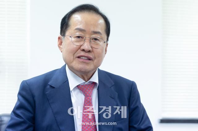 지난 22일 서울 여의도 대하빌딩 선거캠프 사무실에서 홍준표 국민의힘 대선 경선 후보 사진유대길 기자 dbeorlf123ajunewscom