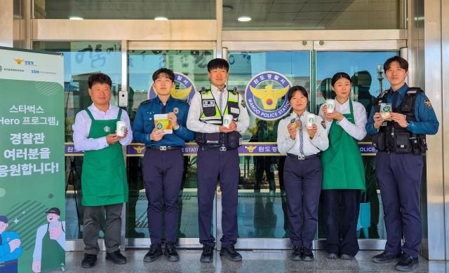 스타벅스 파트너들이 3월 14일 전남 완도경찰서를 방문해 경찰관들에게 음료와 푸드를 전달한 뒤 기념촬영을 하고 있다 2025314 사진스타벅스 코리아