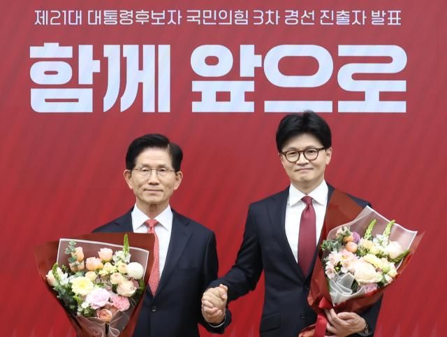 국민의힘 대선 최종 경선에 진출한 김문수왼쪽·한동훈 후보가 29일 서울 여의도 당사에서 2차 경선 결과 발표 후 꽃다발을 들고서 기념촬영 하고 있다 2025429 국회사진기자단