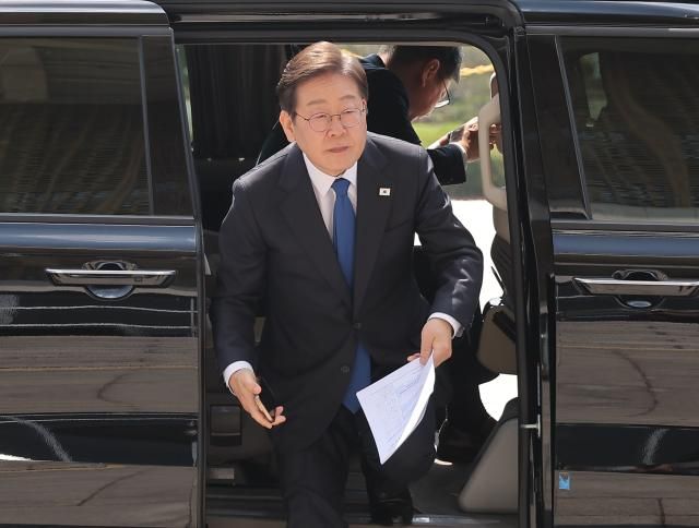 더불어민주당 이재명 대선 후보가 28일 국회에서 열린 당 최고위원회의에 참석하기 위해 본청으로 들어서고 있다 사진연합뉴스