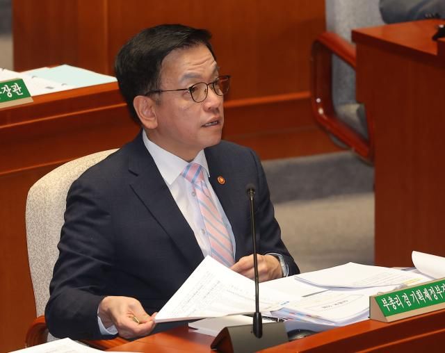 최상목 경제부총리 겸 기획재정부 장관이 29일 국회에서 추가경정예산추경안을 심사하는 종합정책질의 등을 위해 열린 국회 예산결산특별위원회 전체회의에 참석해 의원 질의에 답변하고 있다 사진연합뉴스