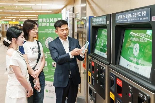 위챗페이는 28일 부산 해운대역에서 위챗 방한旅韩 미니프로그램 내 부산도시철도 모바일 서비스 시연 행사를 개최했다 진홍권 위챗페이 동북아시아·중앙아시아 사업개발 이사가 현장을 찾은 중국 인플루언서들을 대상으로 활용 방법을 소개하고 있다 사진위챗페이