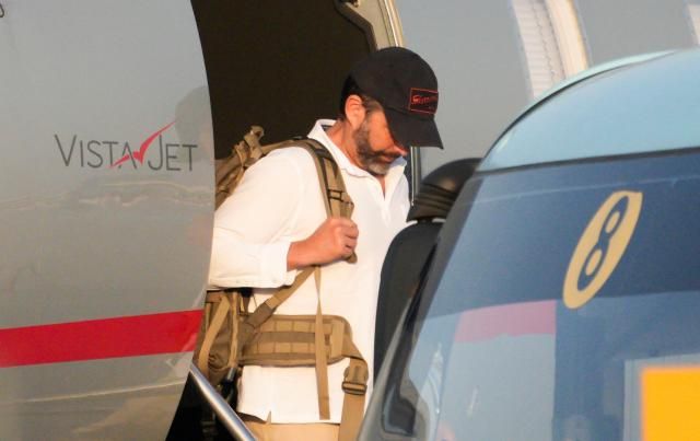  도널드 트럼프 미국 대통령의 장남 트럼프 주니어가 29일 서울 강서구 김포공항에 도착전용기에서 내리고 있다 정용진 신세계그룹 회장의 초청으로 한국을 찾는 트럼프 주니어는 국내 주요 대기업 총수와 개별 면담을 가질 예정이다 사진공항사진기자단