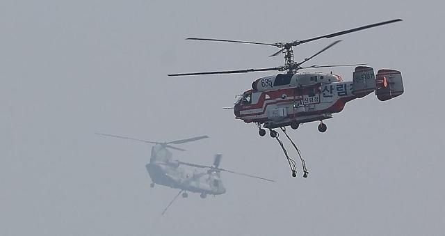 대구 대형 산불 발생 이틀째인 29일 대구 북구 산불 현장에서 산림청 헬기와 군용 치누크 헬기가 산불 진화를 위해 분주히 움직이고 있다 사진연합뉴스