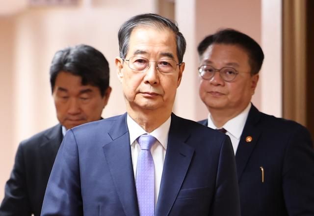 한덕수 대통령 권한대행 국무총리가 29일 정부서울청사에서 열린 국무회의에 입장하고 있다사진연합뉴스